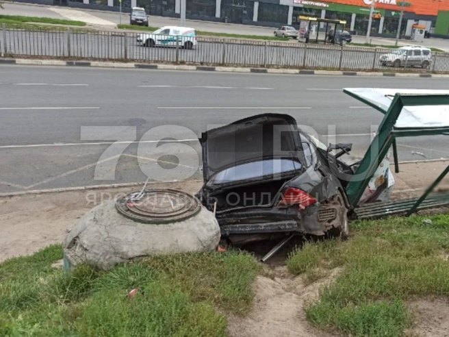 Удар пришелся в боковую часть машины | Источник: читатель 76.RU Валерий