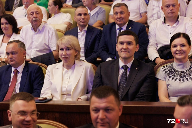 Елена Майер (крайняя справа) была директором областного департамента культуры, а теперь работает в правительстве ХМАО на должности заместителя губернатора | Источник: Ирина Шарова / 72.RU