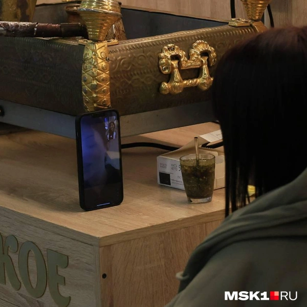 Сотрудница магазина разговаривает по видеосвязи | Источник: Артем Устюжанин / MSK1.RU
