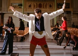 Танцы и поцелуи: клип Гарри Стайлса на песню Dance No More