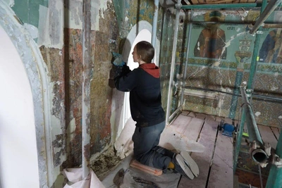 Под слоями штукатурки в богадельне Елисеевых нашли живопись