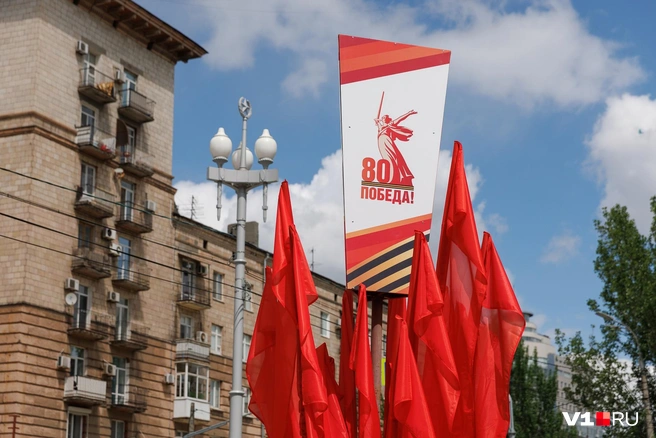 Один из главных символов Победы — неизменно в окружении победных красных знамен | Источник: Алексей Волхонский / V1.RU