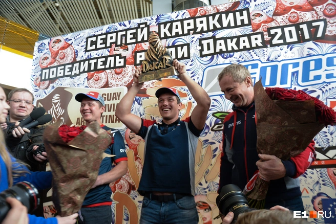 Сергей Карякин с победным трофеем ралли «Дакар» в 2017 году | Источник: Артем Устюжанин / E1.RU