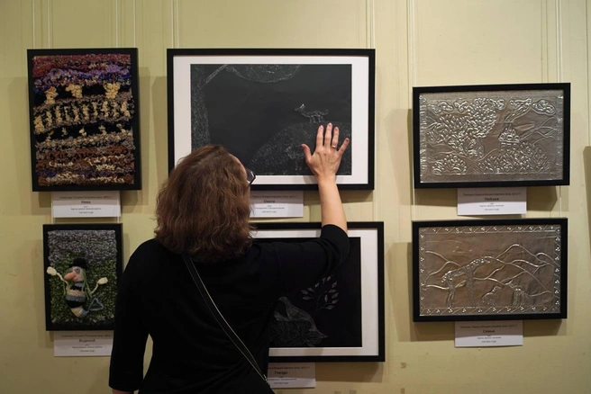 Искусство на ощупь. В Петербурге открылась выставка незрячих художников | Источник: Денис Даиси / «Фонтанка.ру»