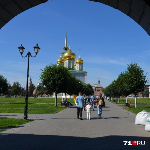 На территории Кремля практически не было украшений ко Дню города | Источник: Максим Улитов / 71.RU