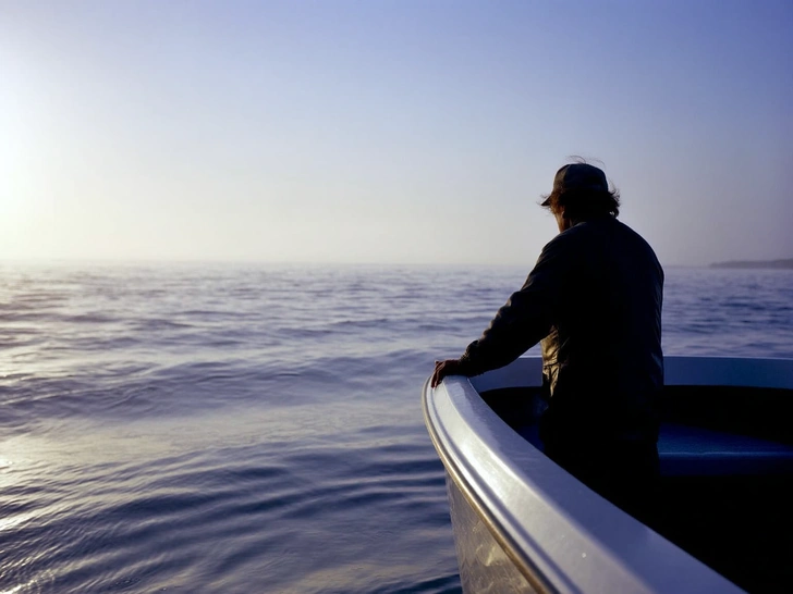 пропавший рыбак Владивосток, рыбак пропал, пропавший рыбак из Владивостока, дрейфующий в море, Андрей Варченко | Источник: theDay/higgsfield 