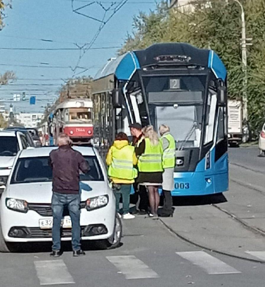 В Волгограде авария с новым «Львенком» парализовала движение в Ворошиловском районе