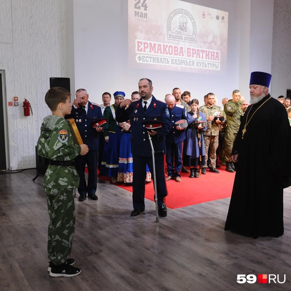 Для молебна пришёл священнослужитель с иконой | Источник: Ирина Тропина / 59.RU
