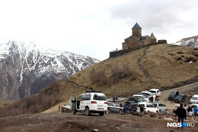 Троицкая церковь у подножия горы Казбек. Фото Стаса Соколова