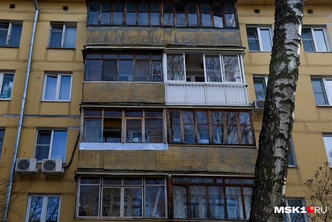 Рядом еще один — такой же. Типичная планировка балконов, между которыми щеголяли киноперсонажи… | Источник: Артем Устюжанин / MSK1.RU