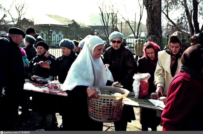 В 1990-е многие снова начали ходить в храм  | Источник: Владимир Кудринский / pastvu.com