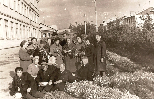Начало учебного года, возле школы. Фото 1965 года  | Источник: pastvu.com