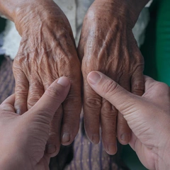 «Моя жизнь закончилась в 45 — теперь живу проблемами своей старенькой мамы»