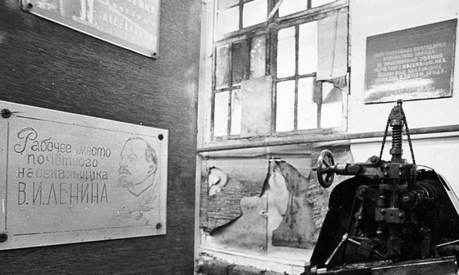 На заводе даже оборудовали место для почетного насекальщика | Источник: Краеведческий музей Миасса