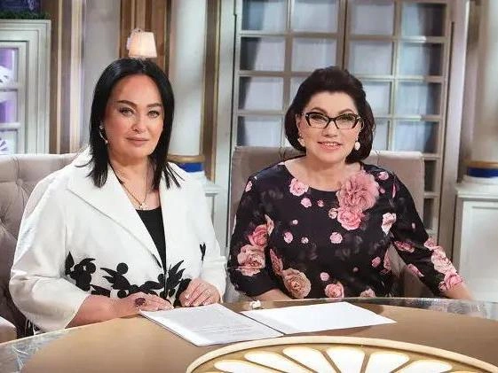 Приглашение стать соведущей программы «Давай поженимся!» Сябитова получила в 2008 году. С тех пор она и Лариса Гузеева работают над улучшением демографической ситуации. | Источник: кадр из шоу «Давай поженимся!» / Первый канал