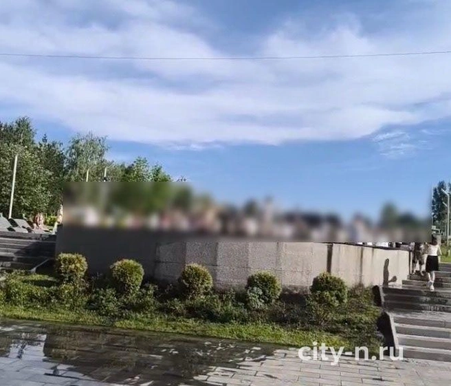 Дети открыли сезон купания в фонтане на площади в Новокузнецке | Источник: www.city-n.ru
