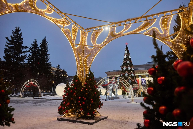 Главная ёлка оформлена в красных и золотых цветах | Источник: Александр Ощепков / NGS.RU