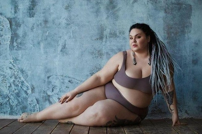 Fitness trainer battles to lose 72 kilos while coaching others