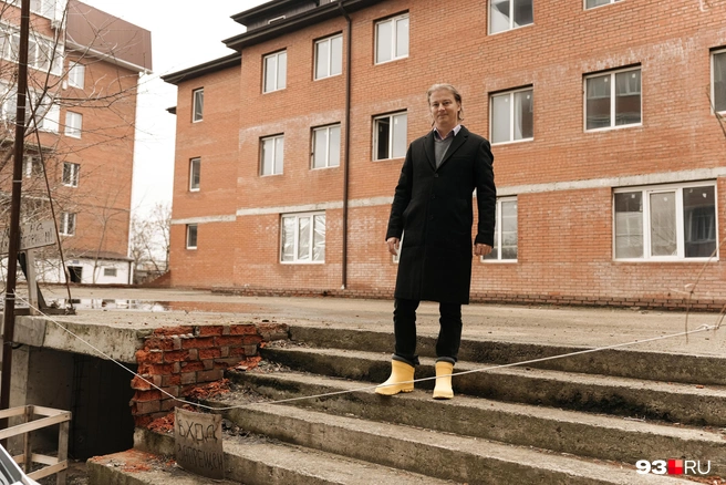 Анатолий живет напротив заброшенного самостроя  | Источник: Дарья Паращенко / 93.RU
