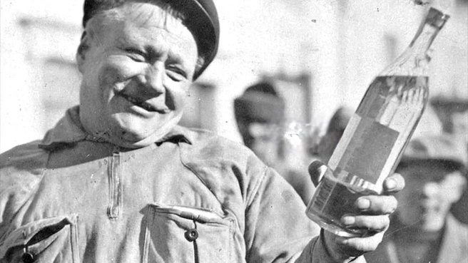 История сохранила имя первого счастливого покупателя. Им оказался кузнец Юхо Пирттиахо (Juho Pirttiaho). Между прочим, бывший дезертир и бывший «красный финн». На снимке — Пирттиахо радуется первой бутылке водки, купленной им после отмены сухого закона, в 10 утра, после ночного стояния в очереди | Источник: hausk.in