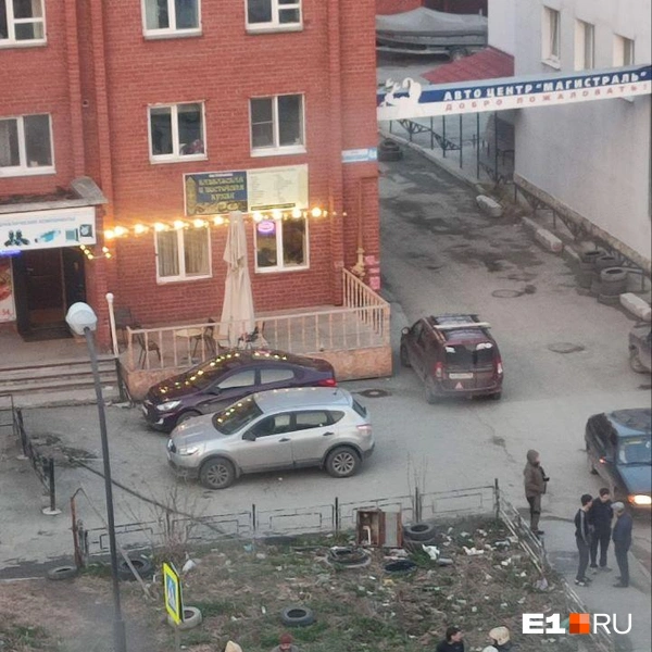 В Екатеринбурге мотоциклист влетел в легковушку: приехали скорая и спасатели | Источник: читатель E1.RU