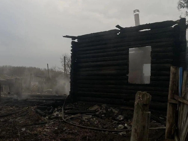 Пожар в деревянном доме произошел ранним утром 23 апреля. | Источник: СУ СКР по НСО