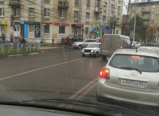 Фото: в Рязани автомобиль уверенно едет по встречной полосе | ya62.ru
