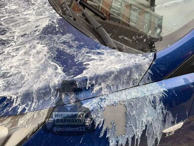 Кислота серьезно повредила автомобили | Источник: Telegram-канал «Инцидент Барнаул»