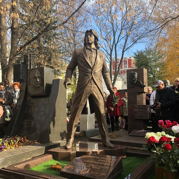 Памятник Хворостовскому на Новодевичьем кладбище
