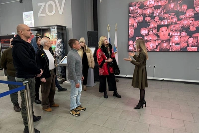 Вика Цыганова и ансамбль «Лейся, песня» в музее СВО