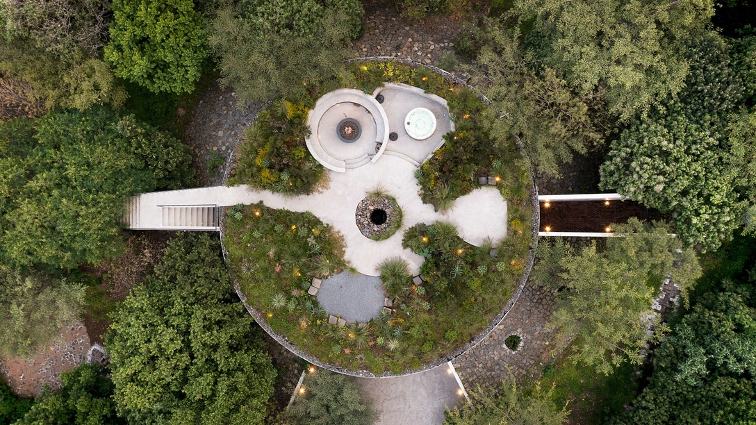 Необычный спа-центр в Мексике, скрытый внутри холма | Источник: Хайме Наварро