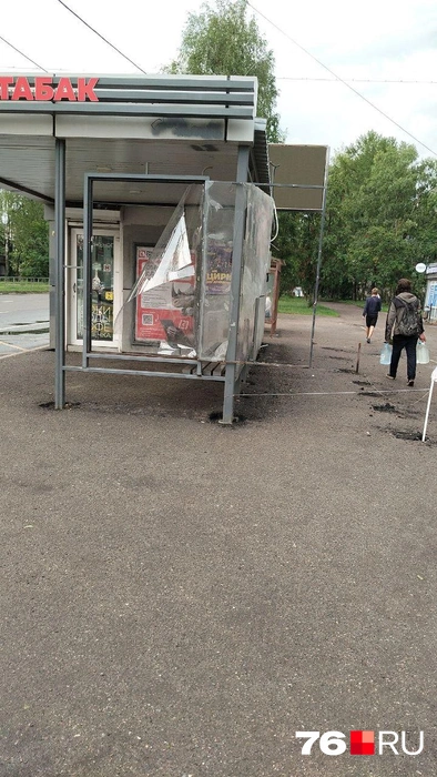Ветер разломал остановку на Красноборской улице | Источник: Ирина