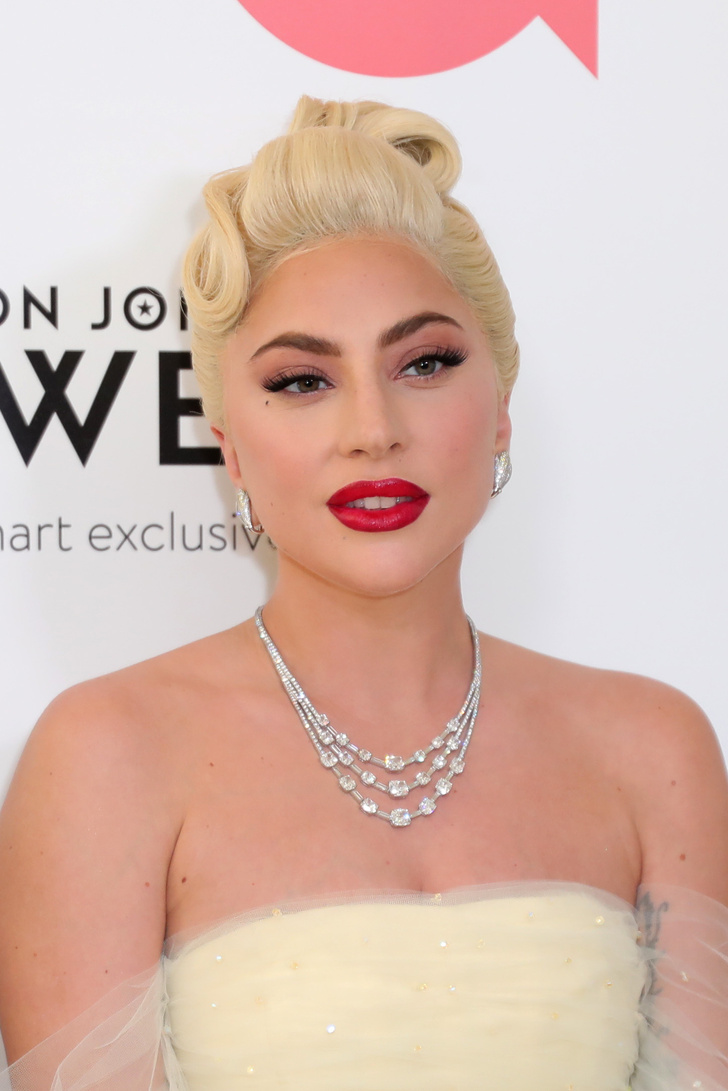 Возвращение Мэрилин Монро: Леди Гага подражает легенде в сливочном шифоне