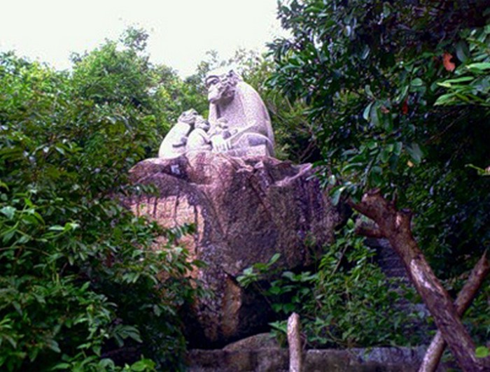 Самые необычные памятники мира с обезьянами: фото