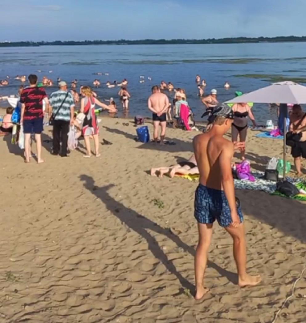«Куча водорослей и затопленный понтон». Горожане ужаснулись состоянию пляжа на севере Волгограда — видео