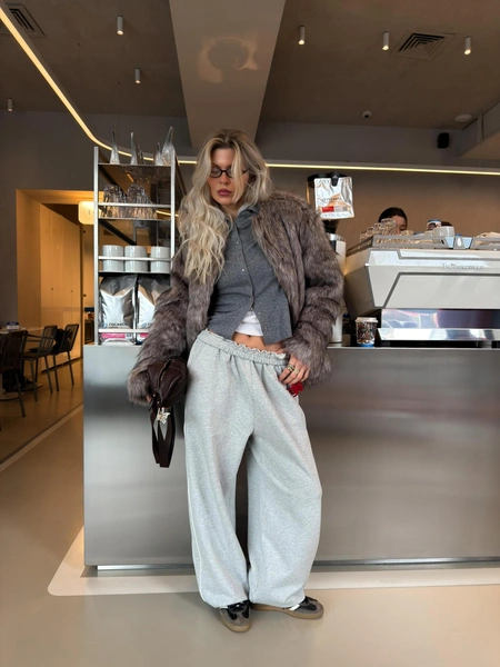 Шуба CHUBA, майка LABEL .B, кардиган Ricoco, брюки Erist store | Источник: Универмаг BOLSHOY