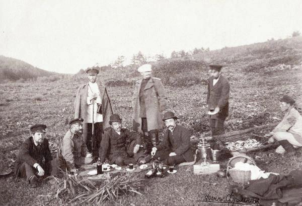 chehov-lit.ru | Источник: Чехов и сотрудники японского консульства на пикнике. Кусун-Котан (Южный Сахалин). Октябрь 1890 года