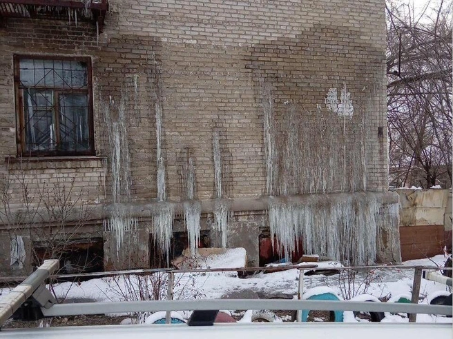 Следы разрушений в аварийном многоквартирном доме Волгограда | Источник: читатели V1.RU