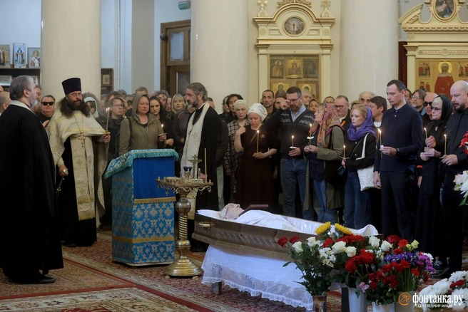 В Петербурге простились с рок-журналистом Андреем Бурлакой | Источник: Дарья Драй / FONTANKA.RU