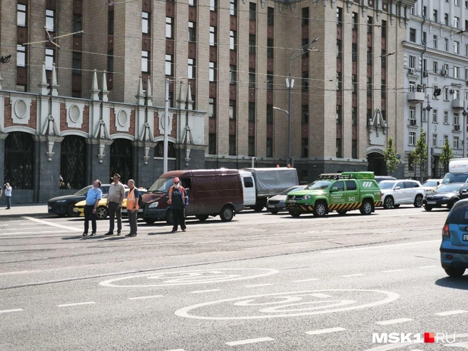 Последствия обрыва проводов рассматривают рабочие | Источник:  Михаил Мечев / MSK1.RU