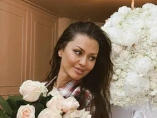 Боня разбирает завалы подарков после 45-летия: сумка Hermes за 2,5 млн, чайный сервиз за 90 тыс и другие роскошества