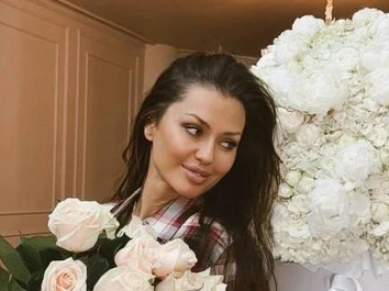 Боня разбирает завалы подарков после 45-летия: сумка Hermes за 2,5 млн, чайный сервиз за 90 тыс и другие роскошества