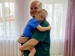 Школьница родила в 14 и бросила — семья усыновила мальчика с хрустальной болезнью