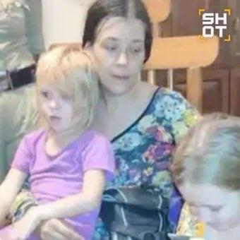 Женщина оборудовала в пещере маленький храм