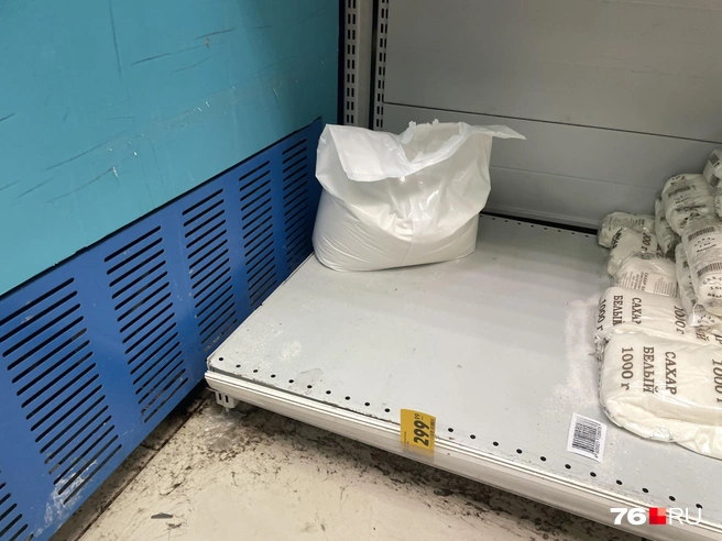 Сахар оптом выходит почти по 60 рублей за кило — если купить 5 килограммов за 299 рублей | Источник: Кирилл Поверинов / 76.RU