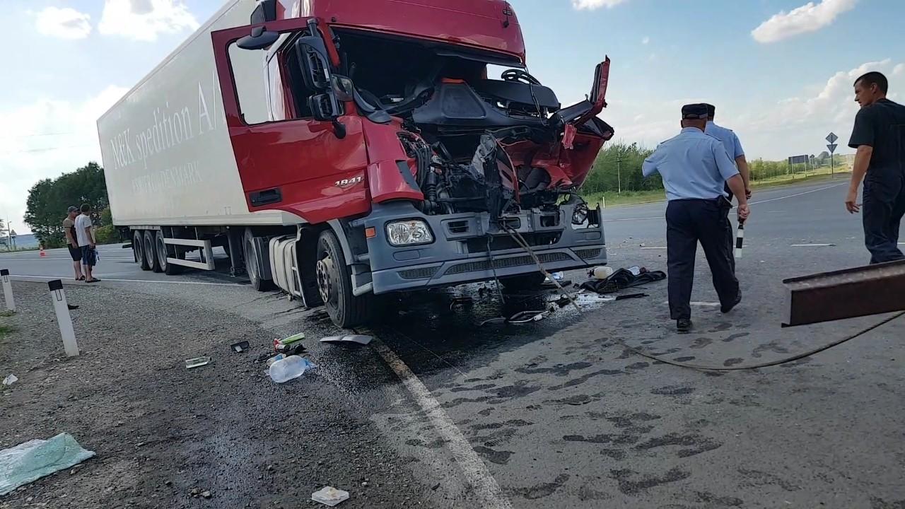 По кабине будто ударили кулаком»: появилось видео с места столкновения  Mercedes и КАМАЗа на М-5 - 9 августа 2018 - 63.ру