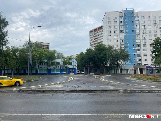 На Широкой и Лескова начали строить «выделенки» для общественного транспорта | Источник: Виктория Семочкина / MSK1.RU