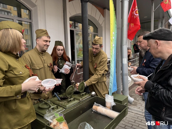 Еще до Парада на улице Гоголя угощали кашей  | Источник: Юлия Король /45.RU