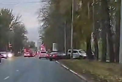 Тройное ДТП на Петухова из-за поворота через двойную сплошную