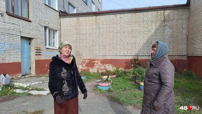 Татьяна Петровна (слева) охраняет военную кафедру, но трудоустроена в ЧОПе, с которым КГУ заключил договор | Источник: Александр Лисихин / 45.RU